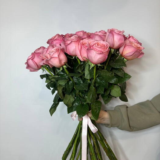Розовые розы