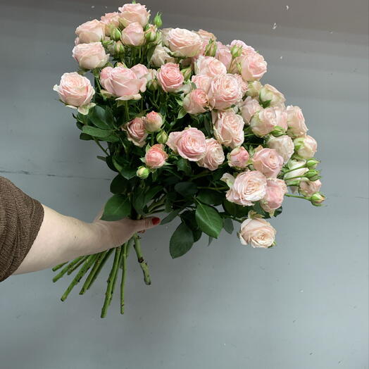 Букет из кустовых роз 15