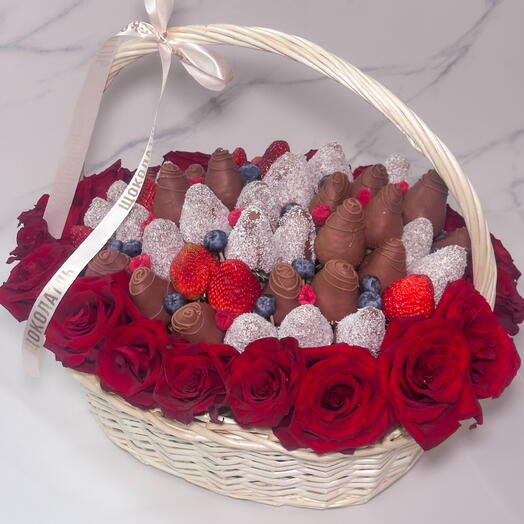 Клубника в шоколаде в корзине с розами