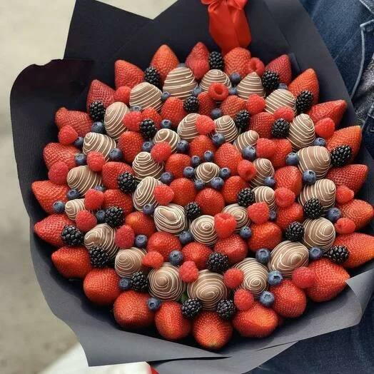Большой клубничный букет с шоколадом и ягодами