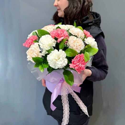 Композиция из диантусов и рускуса