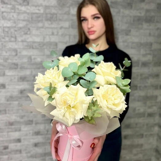 Композиция из живых цветов в коробке из 5 -ти белых французских роз и эвкалипта, 50 см