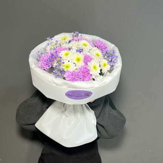 Яркий букет с хризантемами, диантусами, гипсофилой «Неон»