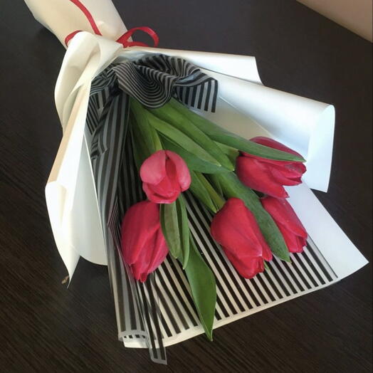 5 красных тюльпанов