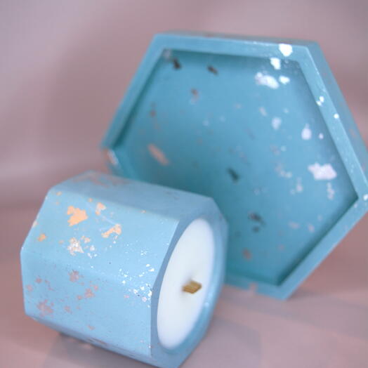 В благородном голубом цвете свеча с серебряной поталью с ароматом пудровой вишни Cherry. Открытка на выбор