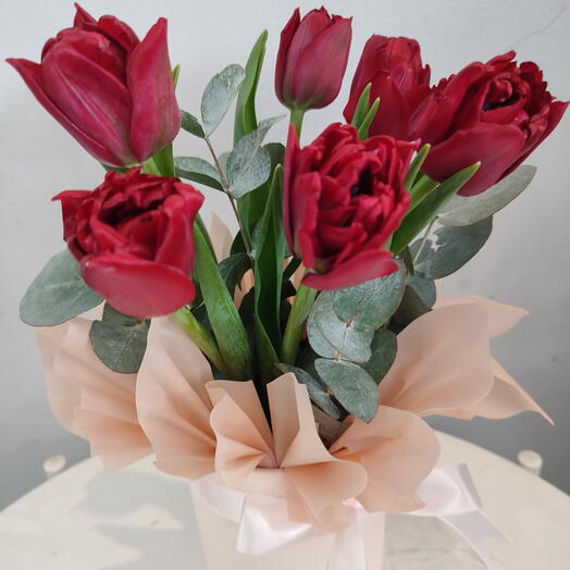 Композиция из тюльпанов и эвкалипта