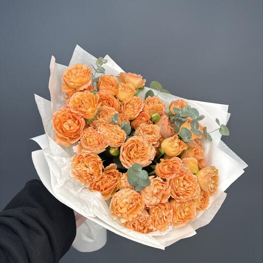 Моно букет пионовидных кустовых роз