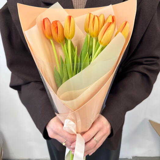 Букетик нежного персикового цвета из 9 тюльпанов