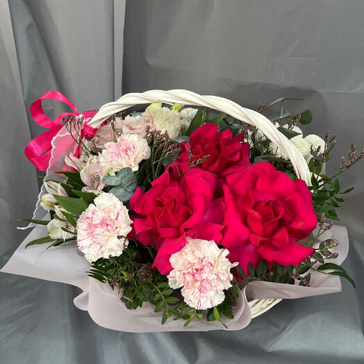 Корзина с французскими розами и диантусами