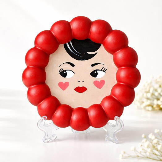 Гипсовая подставка «Куколка в красном»