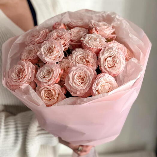 Нежный букет из пионовидных кустовых роз