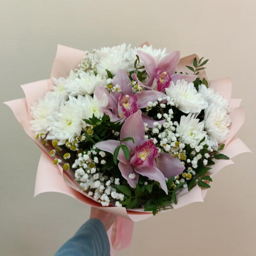 Букет💐 из кустовой хризантемы с гипсофилой и орхидеями