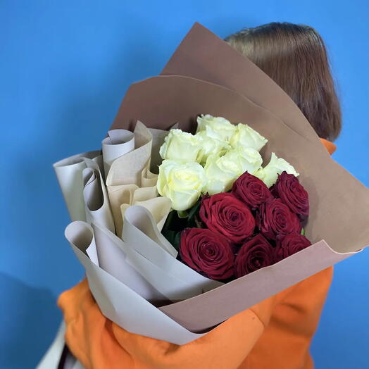 Букет из 15 красных и белых роз