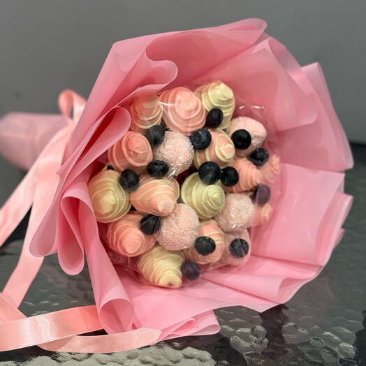 Букет из клубники в шоколаде с голубикой