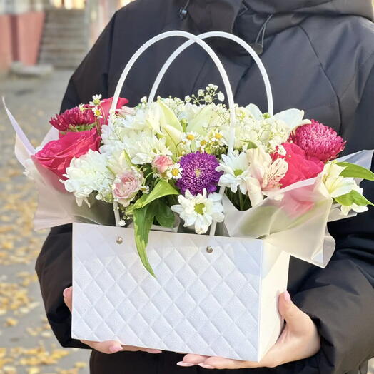 Сборная композиция из сезонных цветов
