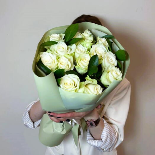 Букет из белой розы с рускусом