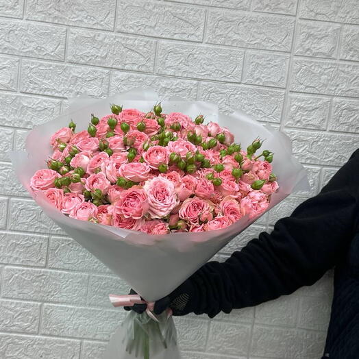 Нежно-розовые кустовые розы