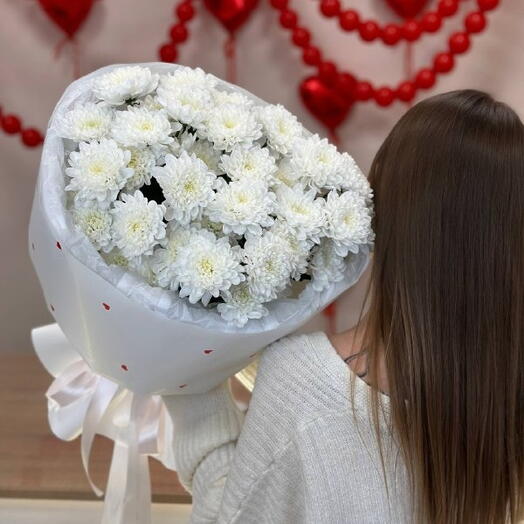 Букет из 5 кустовых хризантем в упаковке с сердечками