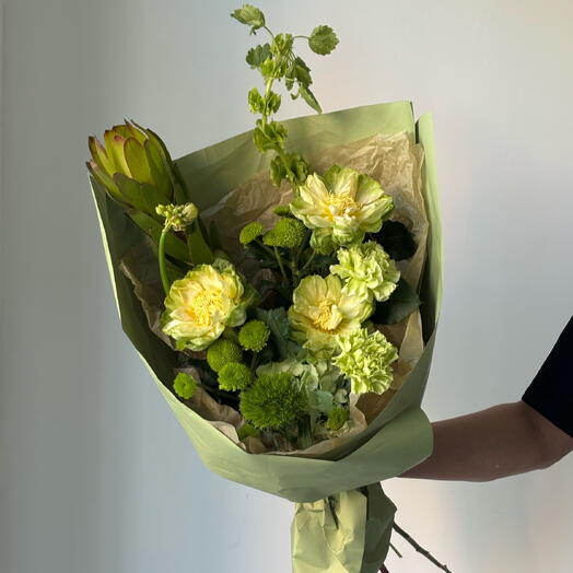 Зеленый букет «Матча» - роза Veggie, молюцелла, гвоздика kiwi, леукодендрон, кустовая хризантема