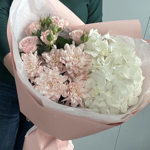 Букет с белой гортензией и кустовой розой