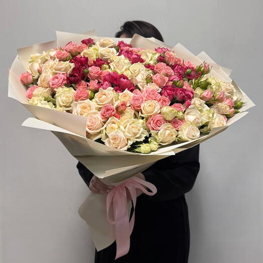 Микс из 51 кустовой розы 60 см 💐 объёмный букет в бежевой упаковке