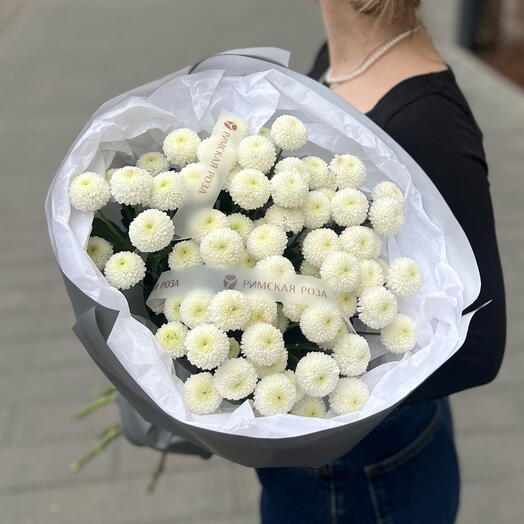 Монобукет из хризантем кустовых помпони в серой упаковке
