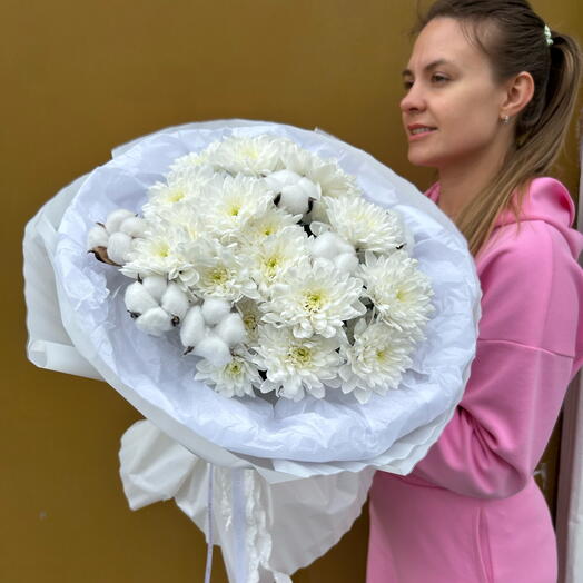 Белоснежные хризантемы с хлопком