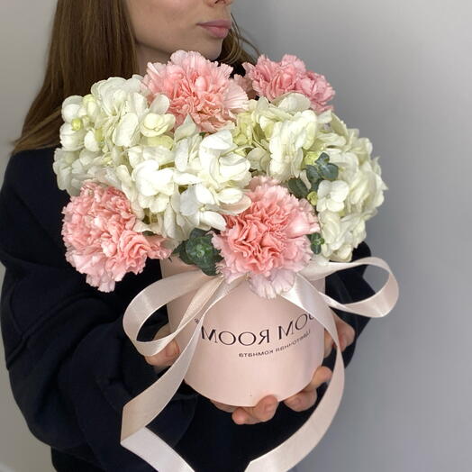 Шляпная коробка с гортензией и диантусами!🌸 Bloom room: большой выбор букетов в профиле магазина