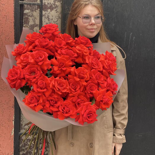 Большой букет из ажурных французских роз в стильной упаковке