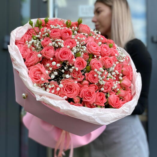 Шикарный коралловый букет из 17 кустовой розы барбадос и гипсофилы