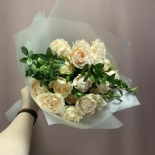 Кустовые розы с самшитом