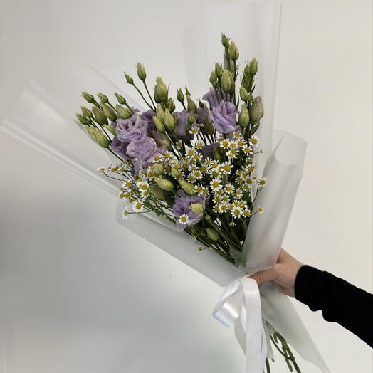 Букет из эустомы и ромашек
