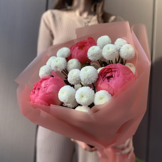 Коралловый букет с пионами и ньютоном