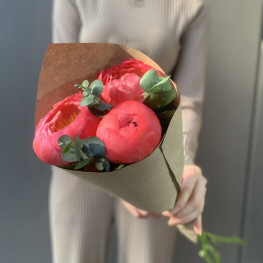 Коралловый букет с пионами и эвкалиптом