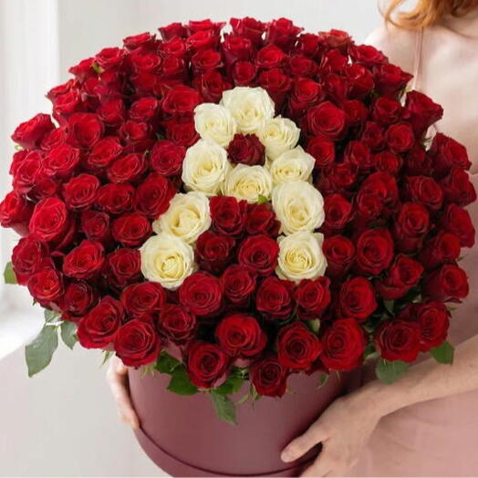 Композиция из 101 розы с инициалом