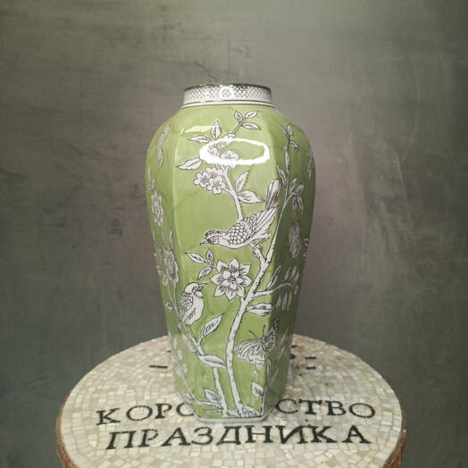 Ваза с зеленым, японским орнаментом