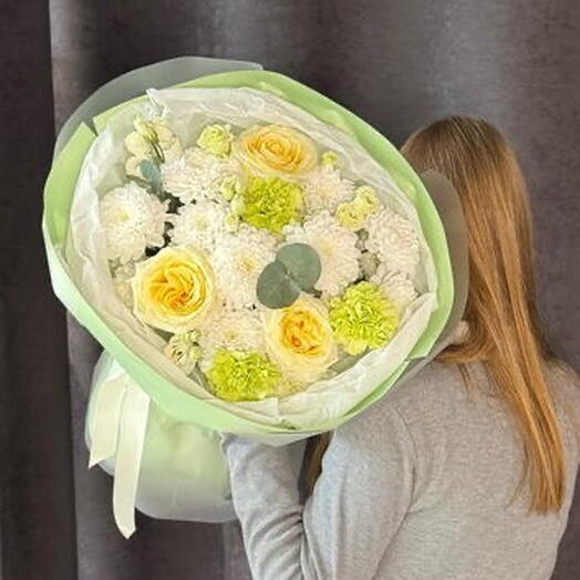 Нежный букет из роз, хризантем и диантусов