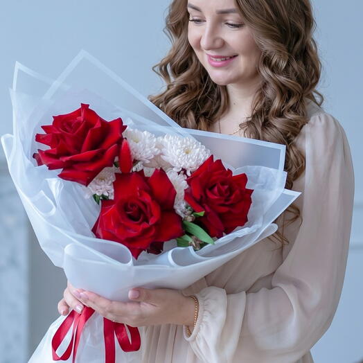 Красные французские розы, хризантема, альстромерия и лагурус «Халва Red S»