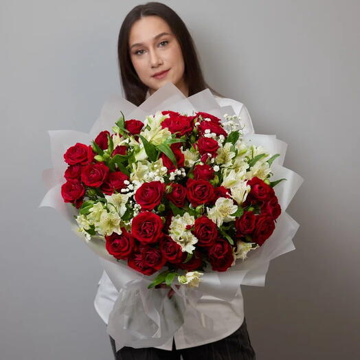 Букет из 7 красных пионовидных кустовых роз, белых альстромерий и гипсофилы