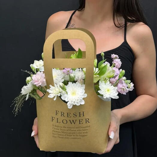 Композиция из цветов в сумочке из крафта 💐