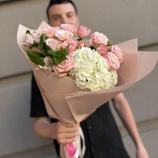 Букет «облако нежности» 🌸🎀 с гортензией, кустовой розой и альстромерией 🌿🩷