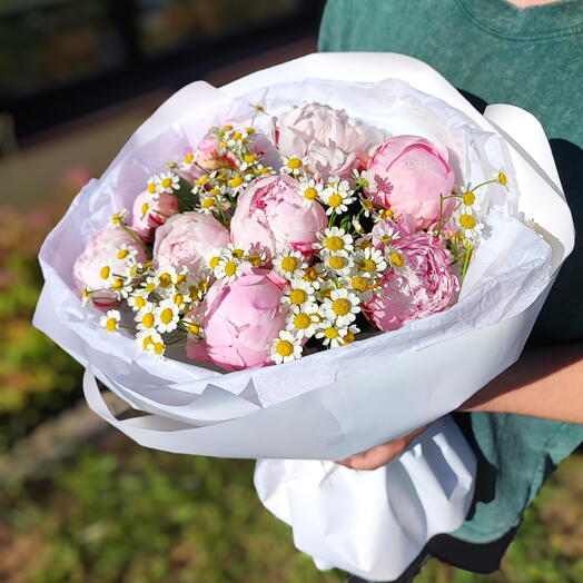 Букет из пионов и ромашки