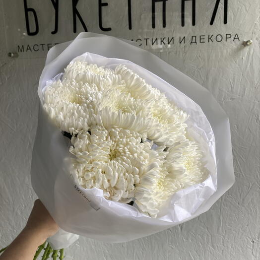 Объемный букет из белых хризантем