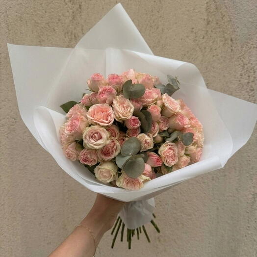 Нежный букет из розовых кустовых роз 💗