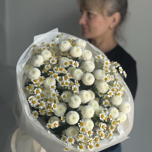 Букет из ромашек и кустовой хризантемы