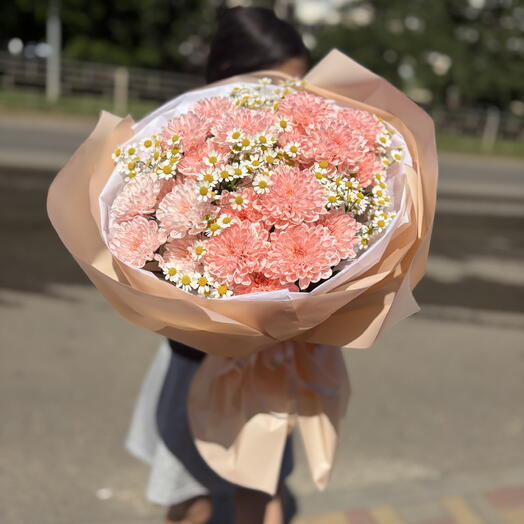 Букет из хризантем и ромашек