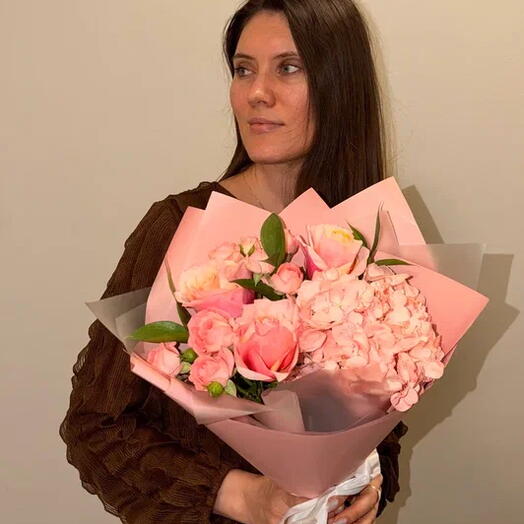 Букет с гортензией розой Фламинго и зеленью