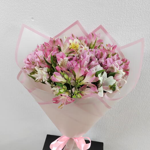 Нежно-розовые альстромерии 🌸