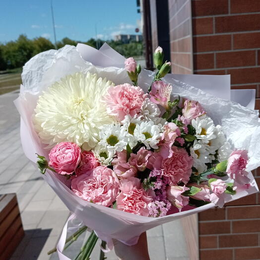 Букет с хризантемой и диантусами