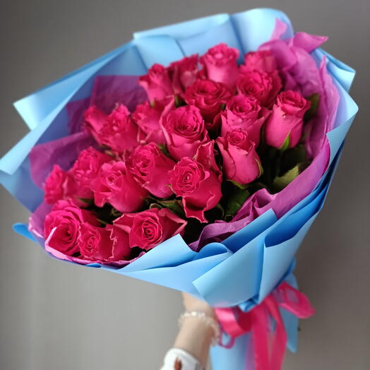 19 малиновых роз